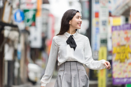 年轻的日本女孩户外