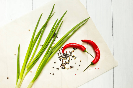 红辣椒和葱与香料在白色木质背景, 顶部视图
