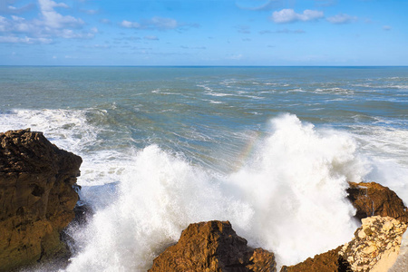 海洋巨浪在 Nazare 的岩石上撞击