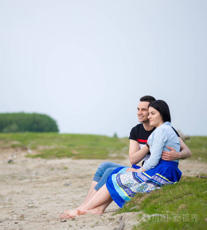 浪漫情侣在一起玩得很开心