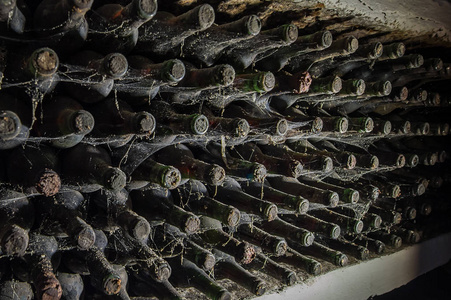 在地窖里的蛛网上的旧葡萄酒瓶