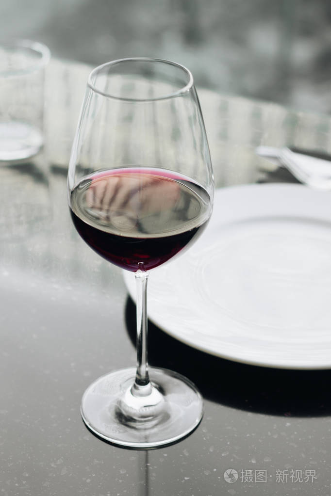 餐厅桌上有红酒酒杯