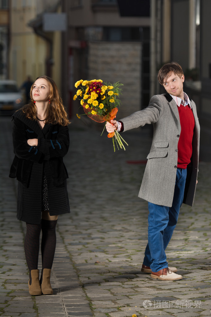 年轻男人送花给他的约会对象