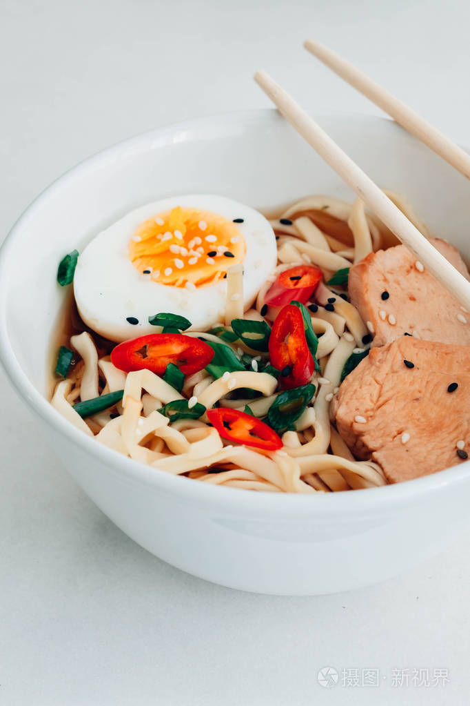 传统的亚洲汤, 有面条, 肉类, 鸡蛋.亚洲美食.晚餐用日本拉面.