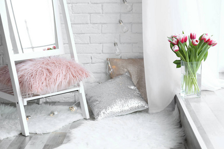 房间里不同的枕头和鲜花花束