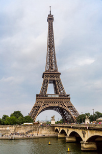 在巴黎，埃菲尔铁塔围网