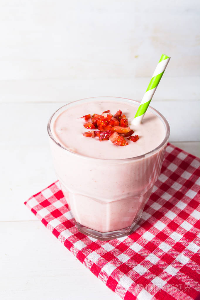 新鲜的草莓酸奶奶昔照片-正版商用图片0n7ada-摄图新视界