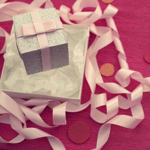 节日作文与礼品盒在明亮的粉红色背景