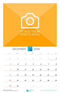2018 年 12 月。墙上月历为 2018 年。矢量设计打印模板与照片的地方。上周日的周开始。纵向