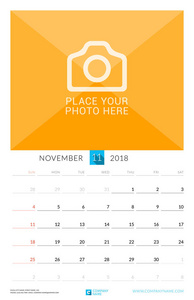 2018 年 11 月。墙上月历为 2018 年。矢量设计打印模板与照片的地方。上周日的周开始。纵向