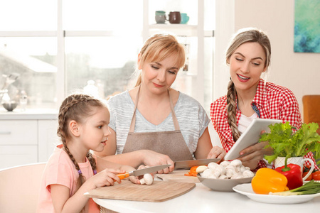 女人，母亲和女儿做饭