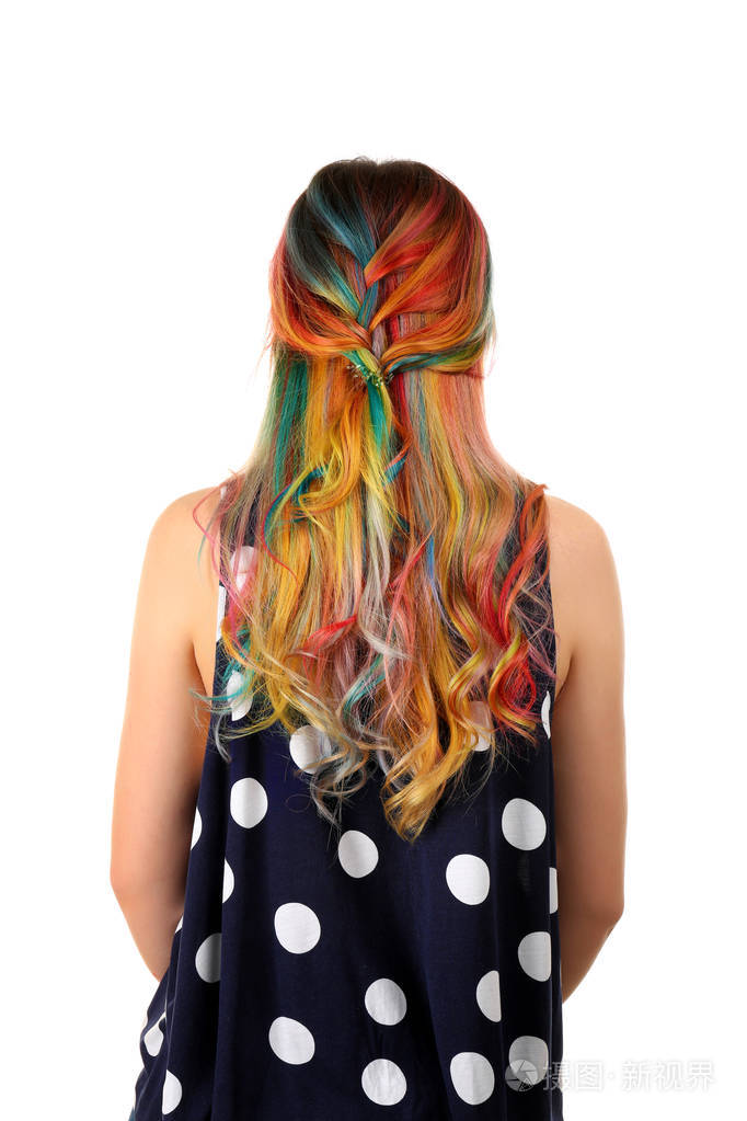 五颜六色的头发的年轻女子
