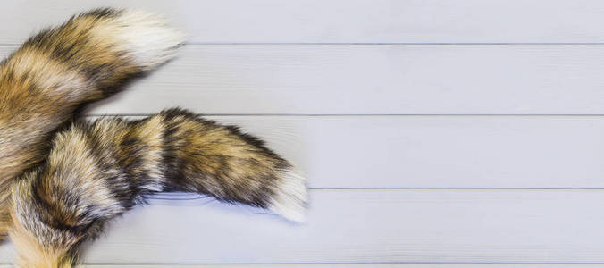 木制背景下的狐狸尾巴.红狐皮照片