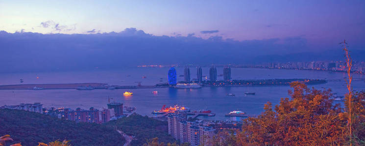 中国, 三亚, 夜城。观测平台在海岛菲尼斯。发光的知识在光