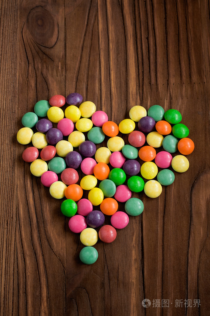 彩色的糖果滴在心的形状