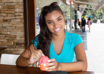 拉丁美洲美女配冰激淋