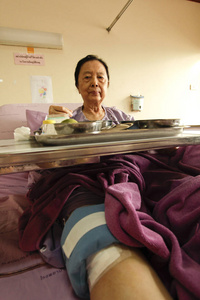 老亚裔妇女躺在病床上