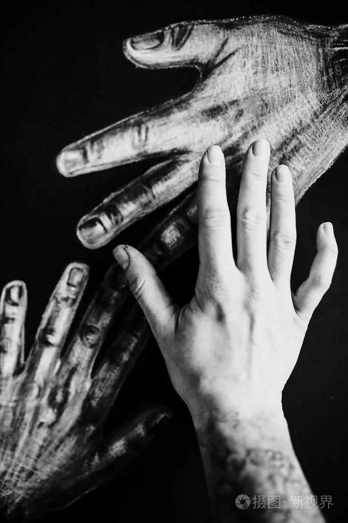 女性手的特写与纹身感人的手图片在黑暗的背景, 黑白照片-正版商用