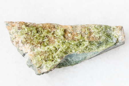 绿色 Vesuvianite 宝石白色的原始水晶