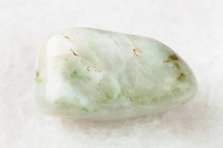 白色大理石抛光 vesuvianite 宝石