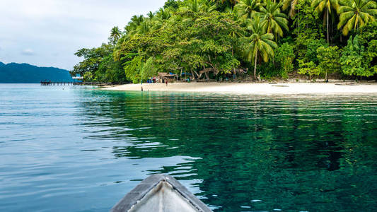 船在 Friwen 岛，西巴布亚，Raja Ampat，印度尼西亚接近当地村庄