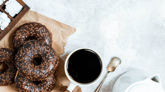 巧克力甜甜圈和咖啡, 周末早餐桌早餐。复古色