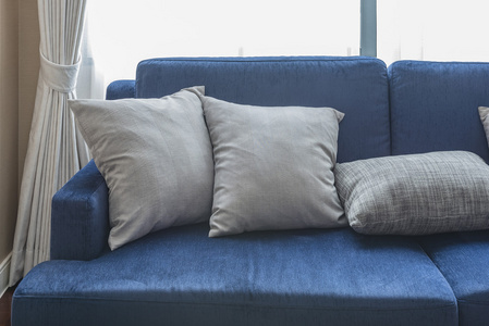 灰色经典蓝沙发上的枕头