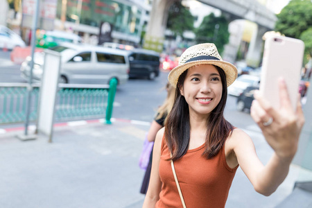 女人采取自拍照手机