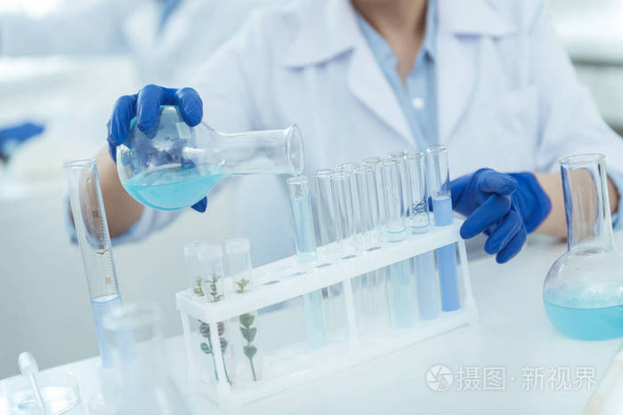有经验的科学家做一个重要的实验