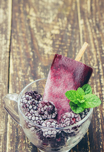 黑莓冰激淋。选择性的焦点