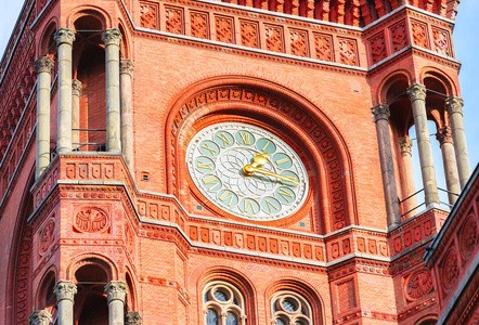 时钟在红色老市政厅在柏林图片