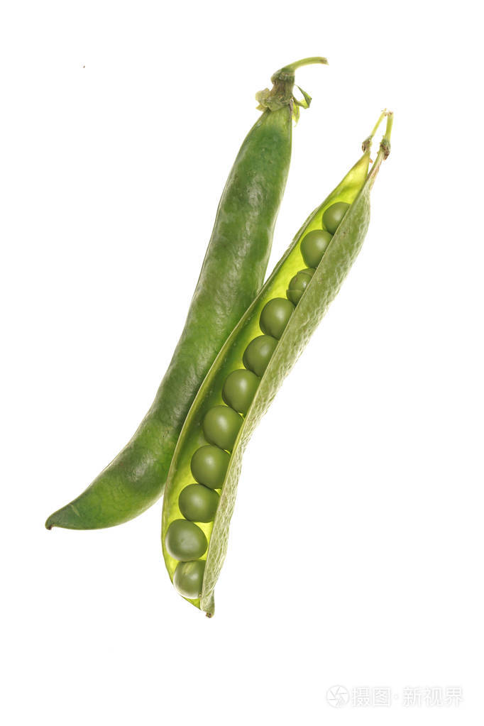 在白色背景上的豆荚内新鲜原料绿豌豆