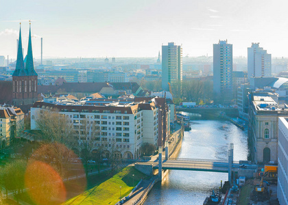 城市风光与狂欢河在柏林图片