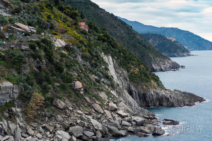 意大利利古里亚在 Vernazza 镇附近的地中海海岸线