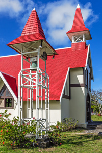 教会在巴黎巴黎圣母院 auxiliatrice 教会与独特的红色屋顶,在盖帽