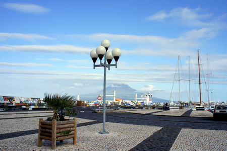 一盏灯笼, 在城市的滨水区对蓝天和微微. 亚速尔群岛