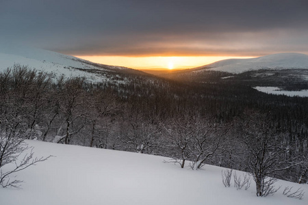 在俄罗斯的拉普兰，科拉半岛的冬景