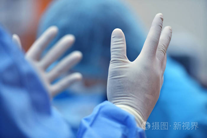 外科医生手放在树丛上准备手术