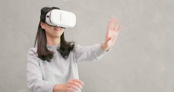 女人玩游戏与虚拟现实设备