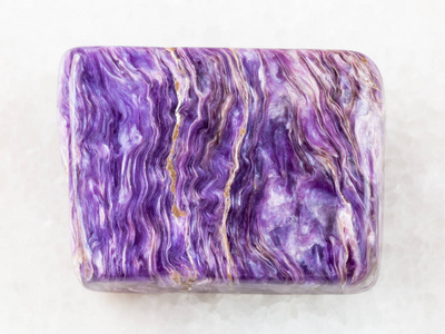 白色 charoite 宝石的暴跌板