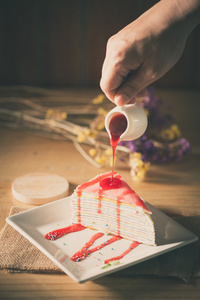 彩虹绉蛋糕配草莓汁