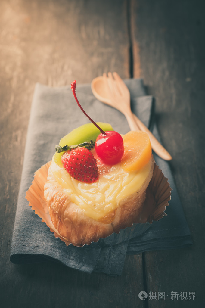 在木桌上的水果丹麦