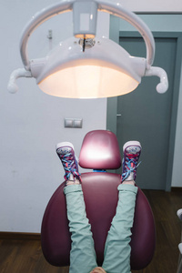 患者在牙科干预对男孩的牙医