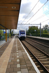火车站的现代高速列车