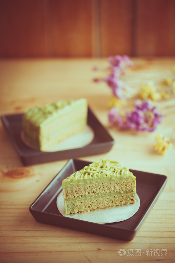 在木桌上的绿茶蛋糕