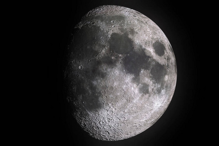 月相与月球表面陨石坑与黑色背景 宇宙和科学上的光影
