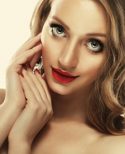 美丽的年轻模型妇女与红色嘴唇和卷曲的金黄头发