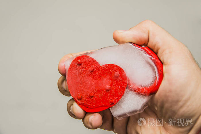 红色金属在冰的心照片-正版商用图片0n7yhz-摄图新视界