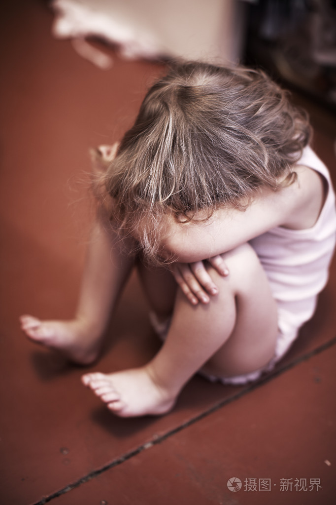 哭着悲伤的小女孩