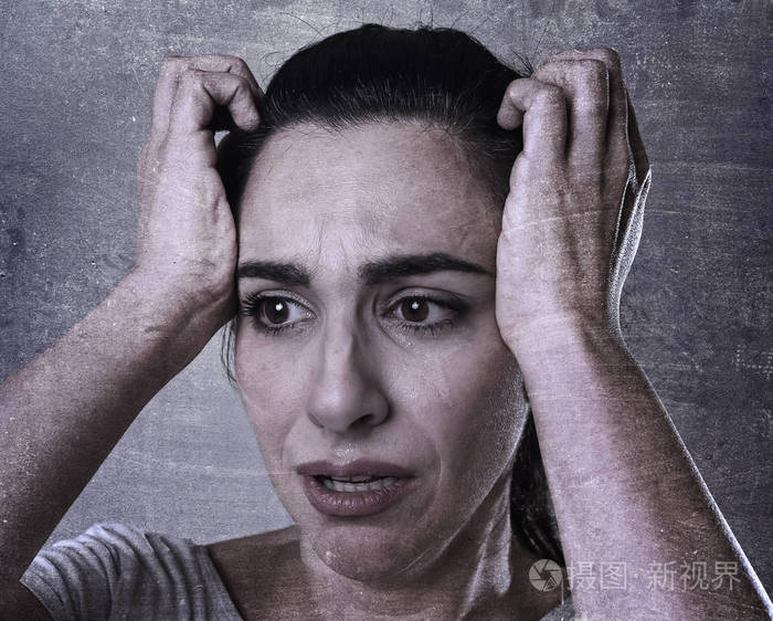 悲伤的女人哭绝望和沮丧痛苦的眼睛含泪